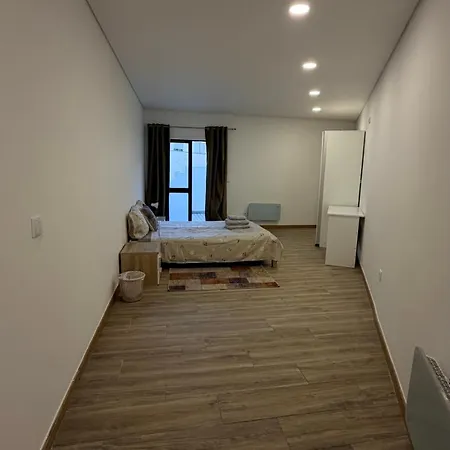 Privado Com Banheiro No Centro De 3* Viseu