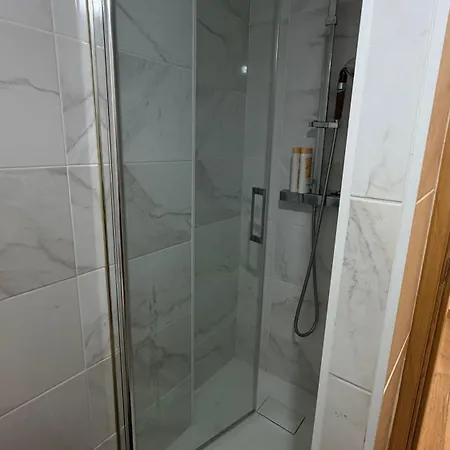 Privado Com Banheiro No Centro De 3*